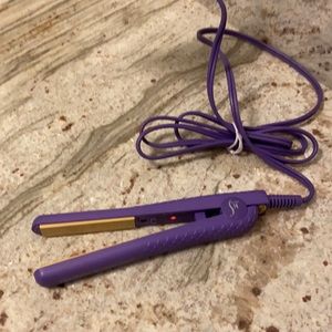 Her Styler Mini flat iron